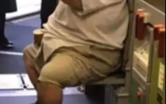 女人卫生间脱裤自慰,女性卫生间自慰现象解析”